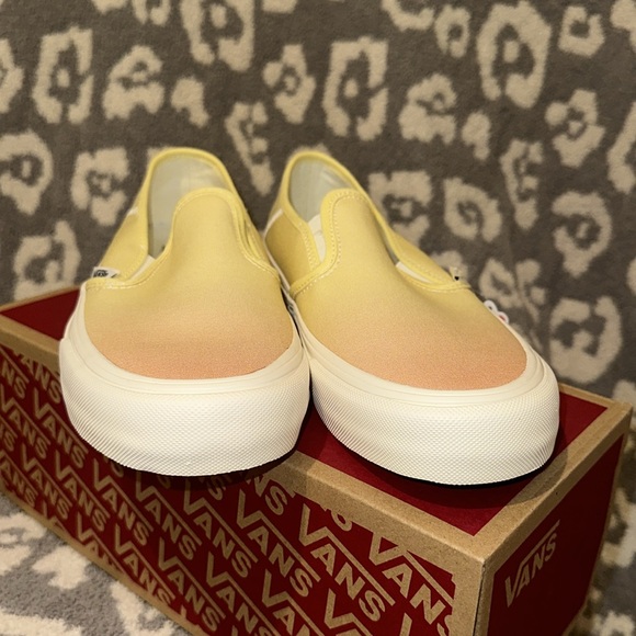 Vans Slip-On Sf Ombre Sunrise π
Multi/Marshmallow New π New π & Neve Used π₯° - Picture 11 of 17
